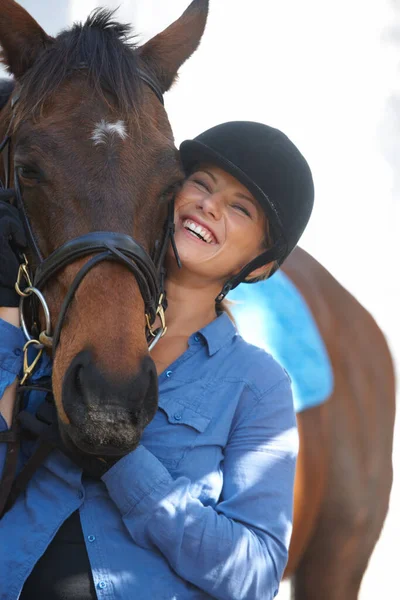 Любит Свою Лошадь Молодая Женщина Счастливо Улыбается Улице Своей Лошадью — стоковое фото