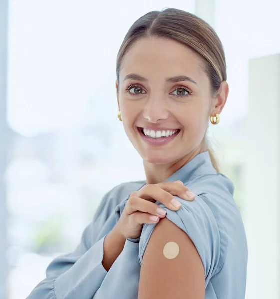 Portret Van Een Vrouw Met Een Pleister Haar Arm Van — Stockfoto