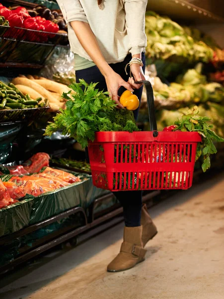 Tökéletes Paprika Vágott Kép Egy Nőről Aki Boltban Sétál — Stock Fotó