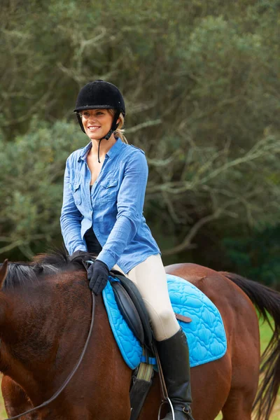 乗馬は楽しくリラックスしています 外で馬に乗って笑っている幸せな若い女性 — ストック写真