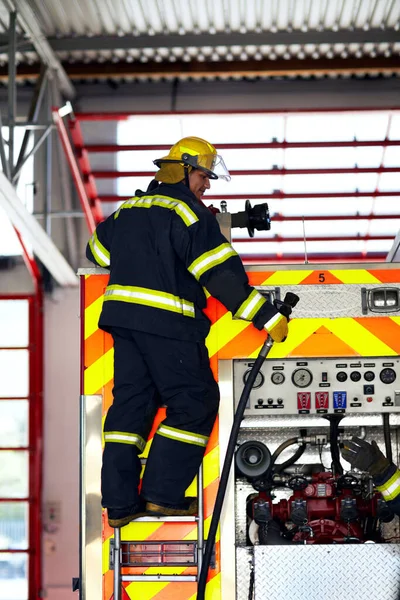 Підготовка Надзвичайної Ситуації Молодий Пожежник Стоїть Задній Частині Пожежної Машини — стокове фото