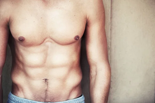 Abdominales Perfectos Pecho Hombre Sexy Mientras Está Pie Contra Una —  Fotos de Stock