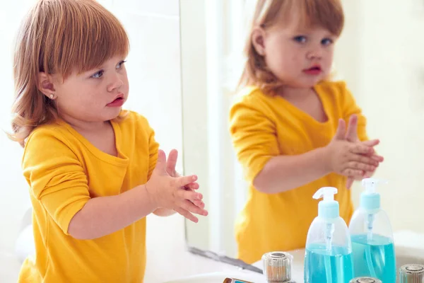 Und Zwar Wie Mir Meine Mutter Beigebracht Hat Ein Kleines — Stockfoto