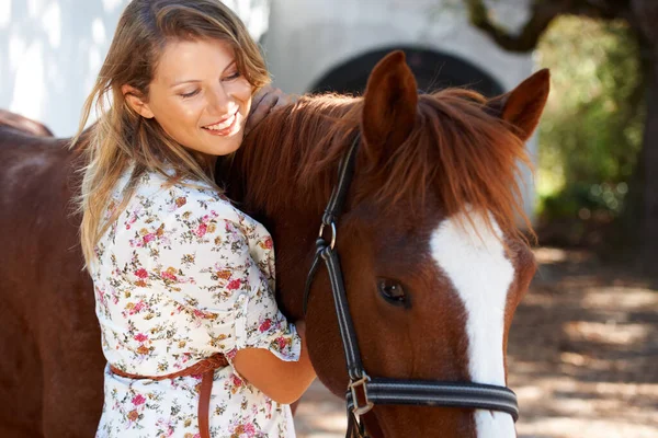 Jag Älskar Min Häst Attraktiv Kvinna Som Står Utanför Med — Stockfoto