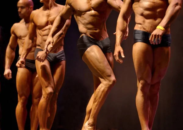 Spänner Musklerna Beskuren Bild Grupp Bodybuilding Tävlande Spänner Musklerna Medan — Stockfoto