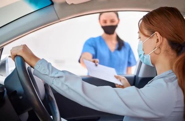 Test Covid Voiture Conduire Travers Infirmière Donnant Des Formulaires Patients — Photo