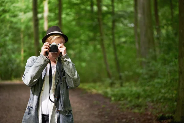 自然の中で創造性 コピースペースと森の中でヴィンテージカメラで写真を撮る若い男のクローズアップポートレート — ストック写真
