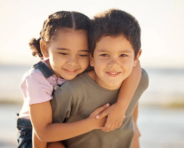 Niños Niños Aire Libre Abrazo Niño Niña Con Una Felicidad — Foto de Stock