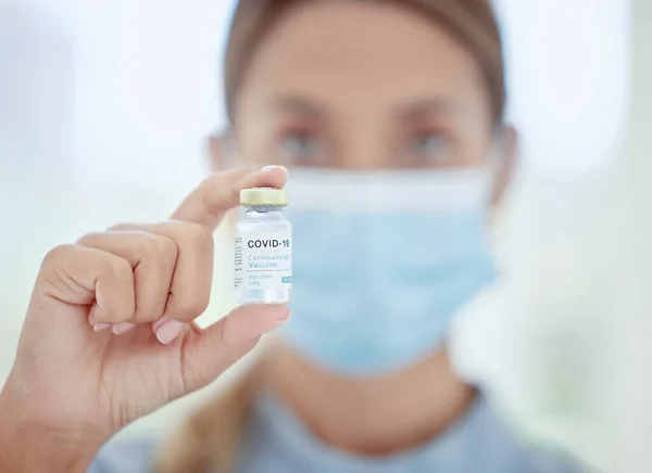 Vrouwelijke Arts Handen Felle Vaccinfles Medische Wellness Ziekenhuiszorg Geneeskunde Zoom — Stockfoto