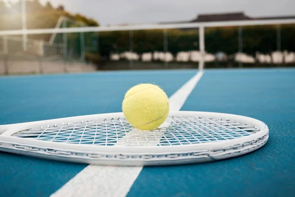 Τένις Και Μπάλα Ρακέτα Εξοπλισμό Στο Γήπεδο Για Φυσική Κατάσταση — Φωτογραφία Αρχείου