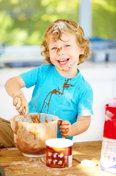烹饪艺术的未来 一个涂满面团和面粉的小男孩 — 图库照片
