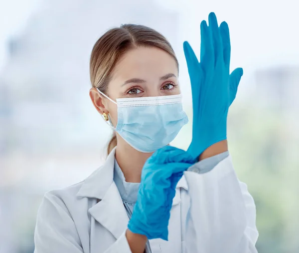 Kadın Doktor Yüz Maskesi Eldiven Güvenliği Tıp Hastanesi Laboratuvar Klinikte — Stok fotoğraf