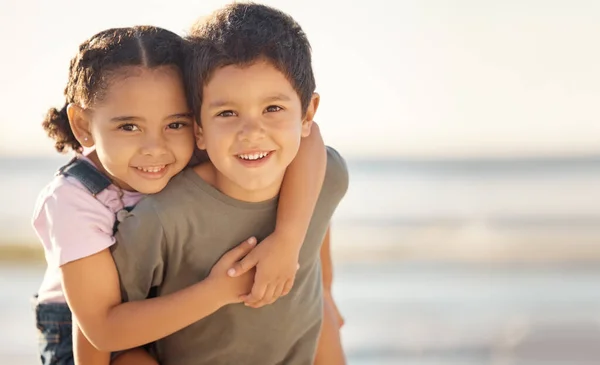 Feliz Sonrisa Retrato Hermanos Playa Abrazándose Jugando Durante Las Vacaciones —  Fotos de Stock