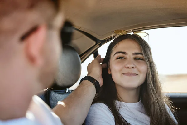 Liebe Reise Und Lächeln Mit Frau Auto Mit Mann Roadtrip — Stockfoto