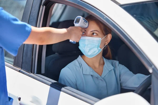 Voiture Conduire Travers Test Covidé Thermomètre Avec Infirmière Patient Jeune — Photo