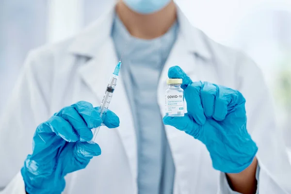 注射用の注射針と注射器を持っている医師のCovid ワクチンと手 医療従事者の医学 科学及び閉鎖ガラス瓶での医薬品ウイルス治療 — ストック写真