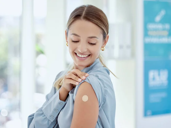 Covid Vaccin Pleister Met Een Gezondheidszorgvrouw Een Ziekenhuis Een Injectie — Stockfoto