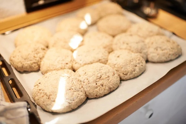 Frisch Gebacken Und Servierfertig Ein Blech Frisch Gebackenes Fladenbrot — Stockfoto