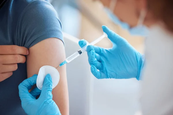 전염병 유행하는 병원의 의사로부터 백신을 그리고 원에서 치료를 모습을 — 스톡 사진