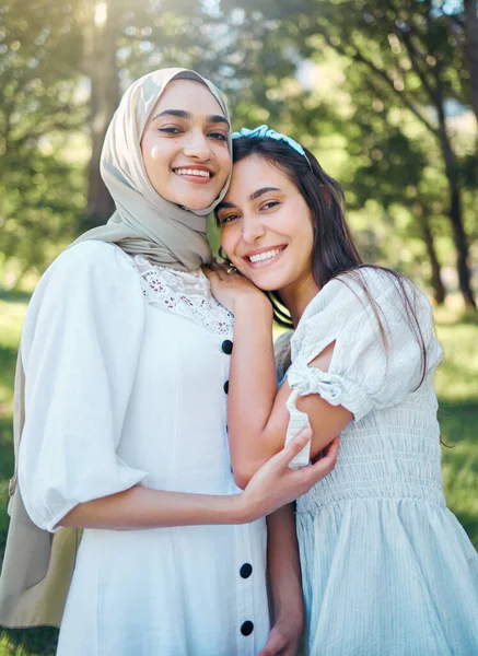 多文化の夏のファッションで庭 木や屋外ガーデンピクニックと森の公園で女性が幸せ 女性の友人の肖像画一緒に イスラムヒジャーブスカーフ笑顔と抱擁の友人でイスラム教徒の女の子 — ストック写真
