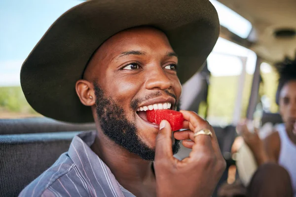 サファリゲームドライブ 持続可能性自然や環境景観旅行の黒男 顔やスイカの夏の果物 南アフリカ国立公園内のズーム 笑顔や幸せな観光や食事の健康食品 — ストック写真