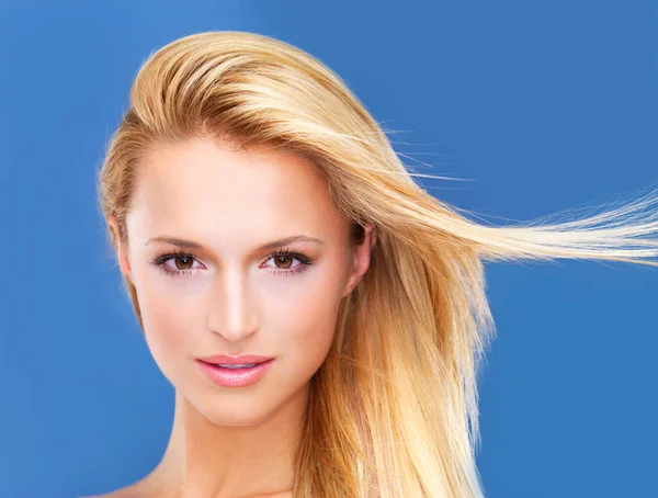Tarkastellaan Vakavasti Terveyttä Kauneutta Eristetty Muotokuva Upea Blondi Nainen Luonnollisesti — kuvapankkivalokuva