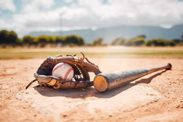 Baseball Sport Pusty Nietoperzem Piłka Rękawica Płycie Podstawy Boisku Odkryty — Zdjęcie stockowe