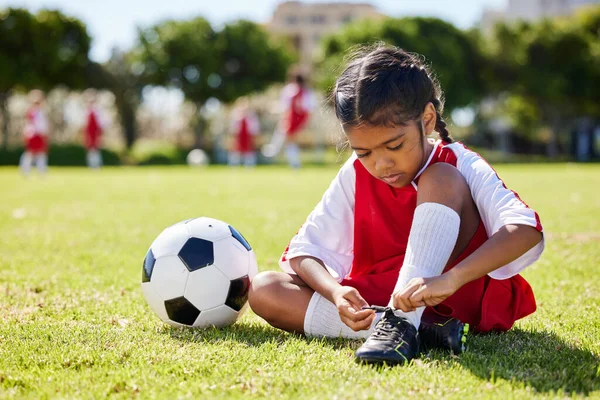 Futebol Esportes Menina Amarram Seus Sapatos Prática Treinamento Para Fitness — Fotografia de Stock