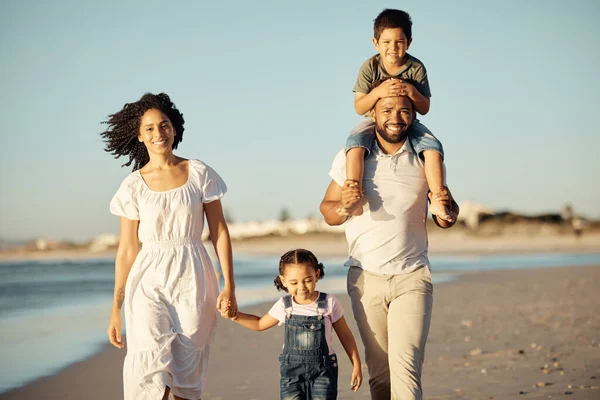日落时分和家人一起散步 共度爱情 夏天和旅行 在佛罗里达迈阿密海滨度假时 带着父母和孩子的画像 自然和阳光 — 图库照片