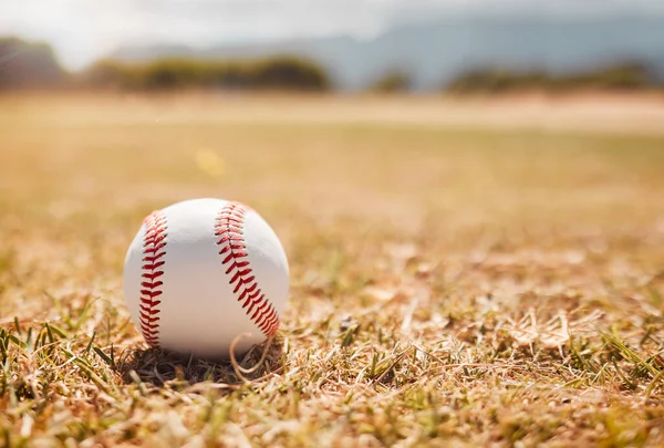 Baseball Sportlabda Üres Sportpálya Füves Szabadtéri Edzőpályán Fehér Golyó Földön — Stock Fotó