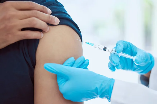 世界的なウイルスの普及を止めるために病院 医療およびコンサルティング医療従事者によって腕の中の人 医者およびCovidワクチン ズーム 安全性と安全性のための注射器で手と薬の注射 — ストック写真