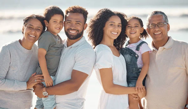 Gelukkige Grote Familie Portret Glimlach Een Strandvakantie Samen Geluk Voor — Stockfoto