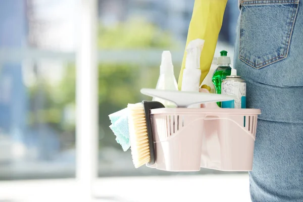 清洁产品篮的人 在清洁卫生公司的房子或房间里工作 带刷子 喷雾和化学清洁剂的工人 用于春季清扫家庭 厨房或办公大楼 — 图库照片