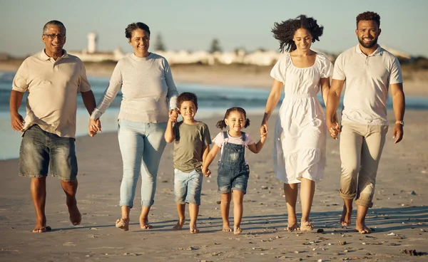 Familienstrand Urlaubsspaziergänge Und Kinder Händchenhalten Urlaub Australien Glücklich Mit Großeltern — Stockfoto