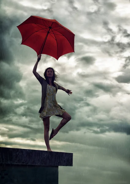 Uklidněte Životních Bouřích Roztomilá Mladá Žena Drží Deštník Zatímco Stojí — Stock fotografie