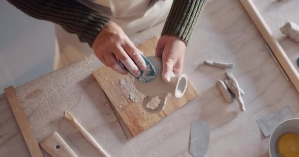 Argila Criativa Cerâmica Com Mãos Mulher Esculpir Bancada Cerâmica Para — Vídeo de Stock