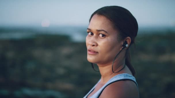Fitness Kadını Kulaklık Plaj Deniz Portekiz Okyanusu Nda Sağlık Sağlık — Stok video
