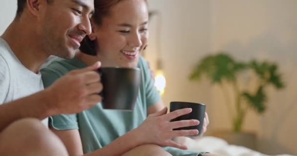 커피와 아시아인 커플의 유대를 이루며 집에서 즐거운 시간을 보내고 있습니다 — 비디오