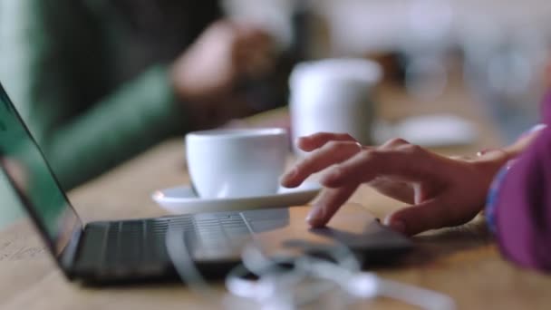 Исследования Ноутбук Руки Женщины Кафе Фрилансера Работающего Над Стратегией Коммуникации — стоковое видео