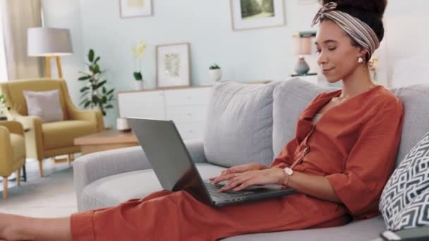 Pensar Relajarse Portátil Con Mujer Sala Estar Trabajando Línea Para — Vídeos de Stock