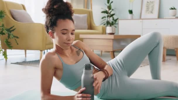 Fitness Relax Beber Agua Mujer Sala Estar Con Tableta Streaming — Vídeo de stock
