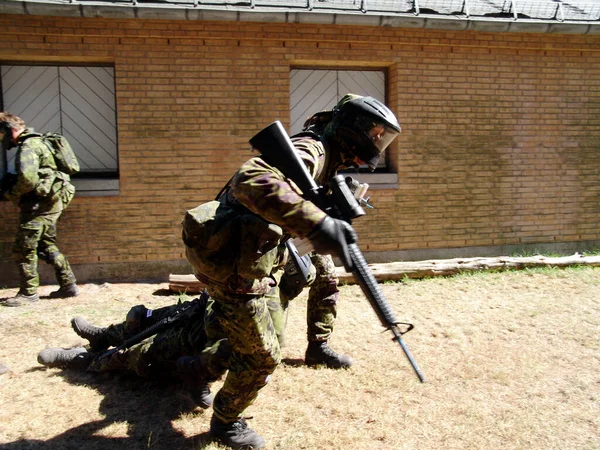 Poniendo Vida Peligro Por Camarada Soldado Sacando Compañero Herido Línea —  Fotos de Stock