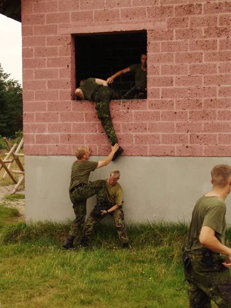 脚を上げさせろ 兵士は訓練中に互いに助け合う — ストック写真