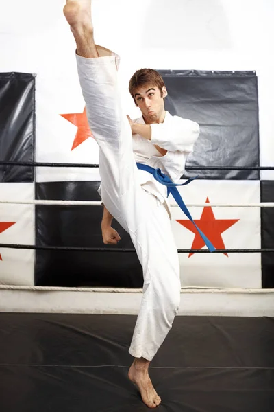Kopanec Kulatého Stolu Dlouhý Záběr Mladého Bojového Umělce Cvičícího Karate — Stock fotografie