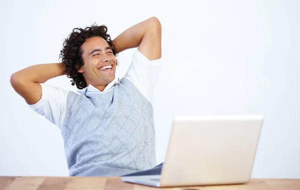 Zadowolony Dobrze Wykonanej Pracy Zrelaksowany Biznesmen Siedzący Laptopem Odwracając Wzrok — Zdjęcie stockowe