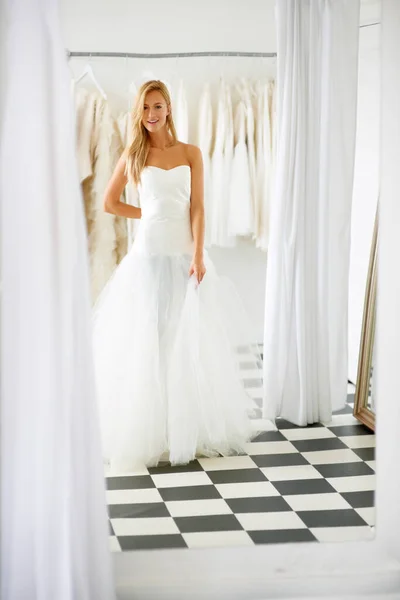 充满了快乐和幸福 一位年轻的新娘在选择婚纱时 照着镜子里的倒影 — 图库照片