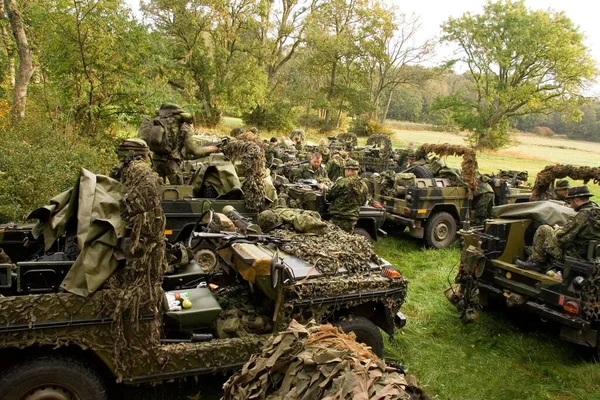 Camuffato Campagna Plotone Soldati Che Aspettano Insieme Nelle Loro Jeep — Foto Stock