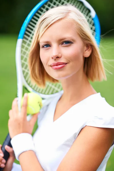 Sto Preparando Una Sfida Ritratto Una Giovane Tennista Con Palla — Foto Stock