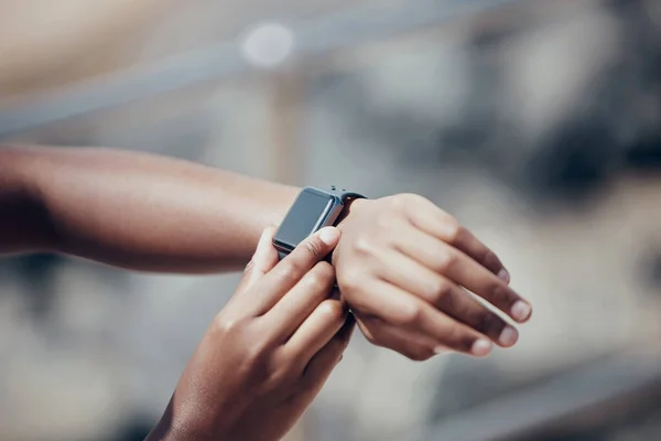 Fitness Vrouwenarm Smart Watch Time Voor Marathonhardlopen Workout Gezonde Stadstraining — Stockfoto