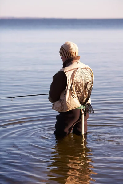 Trouver Calme Dans Solitude Pêcheur Attend Une Bouchée Dans Eau — Photo